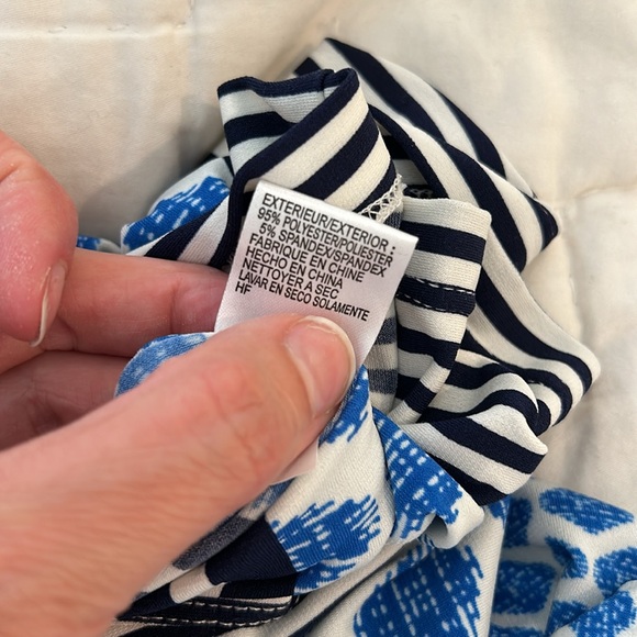 Tahari resort wear wrap dress, size 12-14. Excellent condition, so flattering! - Picture 12 of 12